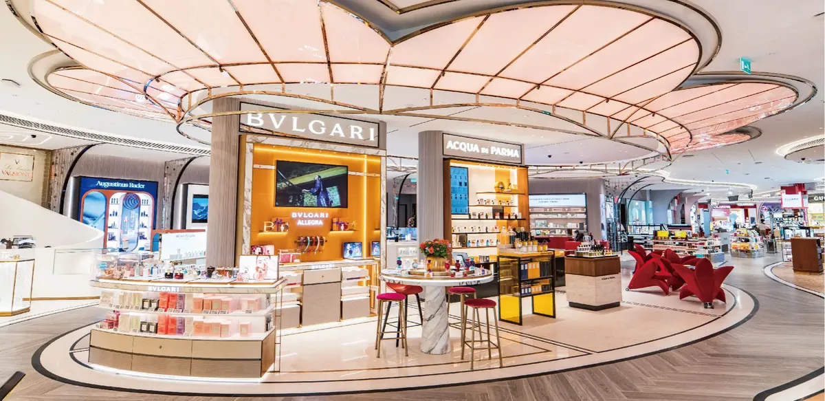 澳门银河购物中心内部，宽敞明亮的购物空间和国际品牌专柜